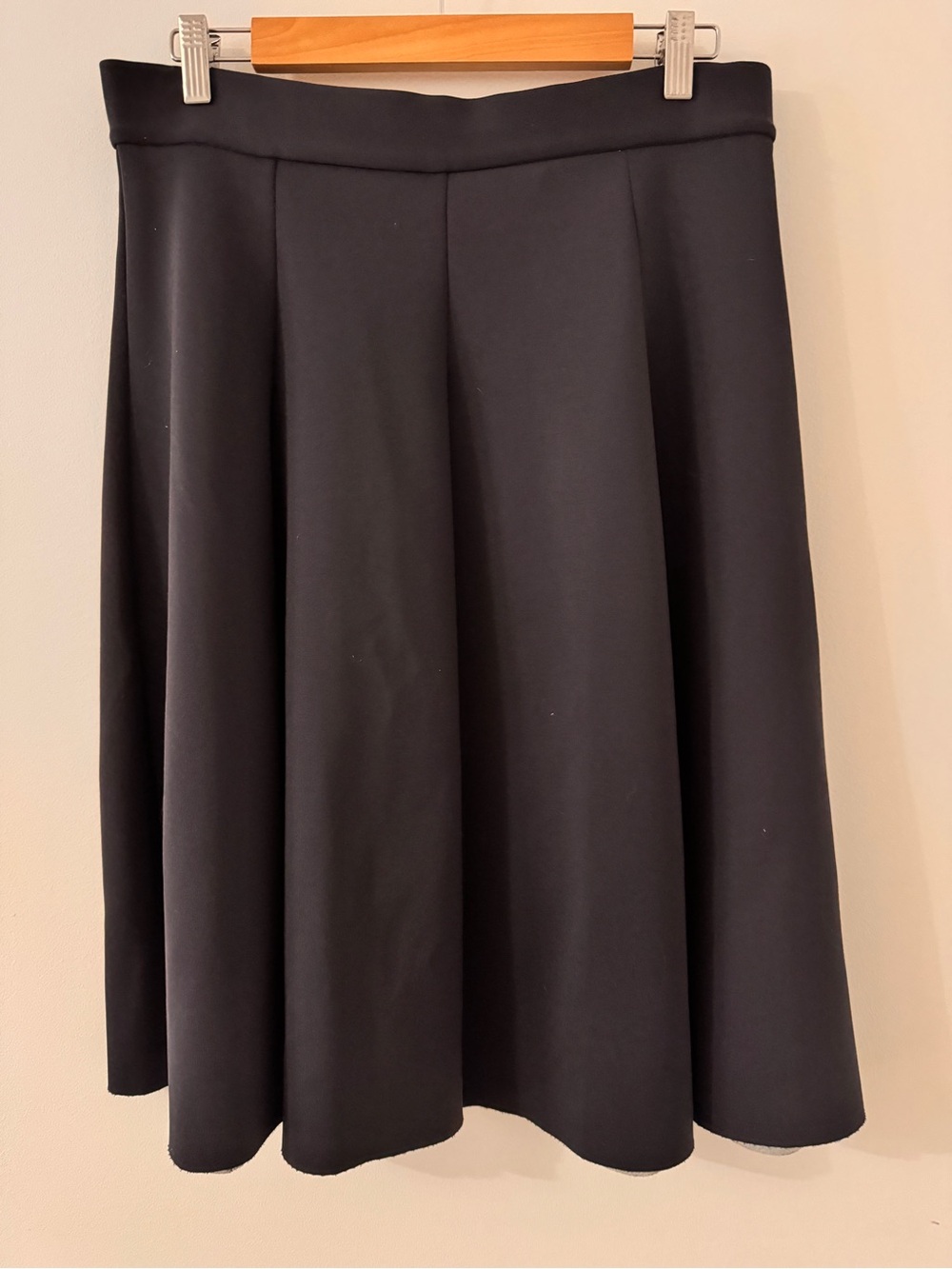 COS Full A-line Pleated Black Skirt Size L
Scuba w/ cotton lining.  Fits 12 14